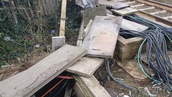 Sabotaggi alle linee ferroviarie a Pesaro, Lecco, Bologna e Roma: la Dda di Milano indaga per terrorismo