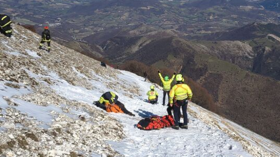 Sedicenne scivola sul Monte Catria durante un’escursione: soccorso con verricello dall’elisoccorso