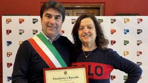 Pesaro rende omaggio a Graziella Cesaroni: Plauso della Città alla storica “Pescheria e Baccalà”
