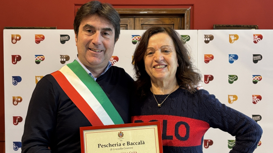 Pesaro rende omaggio a Graziella Cesaroni: Plauso della Città alla storica “Pescheria e Baccalà”
