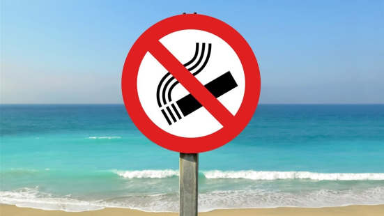 Pesaro, stop al fumo in spiaggia dal 1° aprile: divieto esteso anche sotto gli ombrelloni