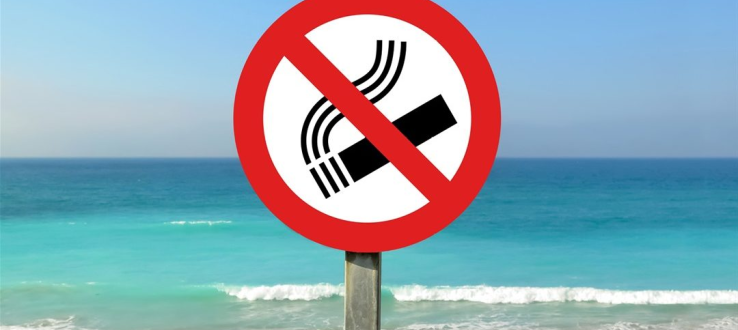 Pesaro, stop al fumo in spiaggia dal 1° aprile: divieto esteso anche sotto gli ombrelloni