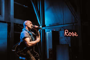 Roberto Latini e Federica Carra al Teatro Sperimentale con “Giulietta e Romeo. Stai leggero nel salto”