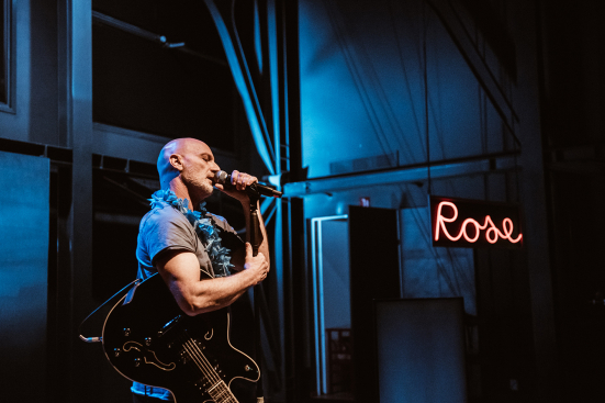 Roberto Latini e Federica Carra al Teatro Sperimentale con “Giulietta e Romeo. Stai leggero nel salto”