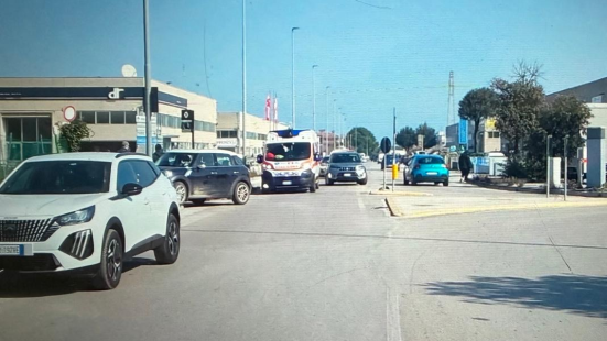 Incidente stradale a Fano tra auto e moto all’incrocio tra via Fragheto e via Del Ponte: motociclista ferito