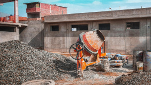 Ascoli Piceno, trovato un cadavere in un bagno chimico in un cantiere a Campo Parignano: indagini in corso