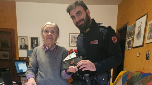 Pesaro, trova un borsello con 550 euro e lo consegna alla Polizia: restituito a una donna di 90 anni