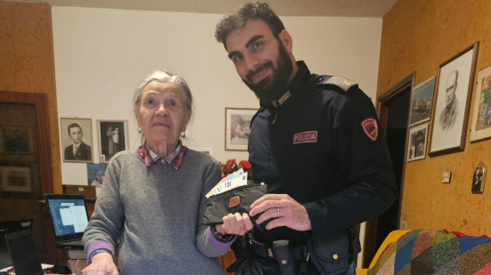 Pesaro, trova un borsello con 550 euro e lo consegna alla Polizia: restituito a una donna di 90 anni