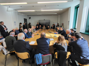 Comuni montani nelle Marche, il Consiglio regionale boccia la risoluzione dell’opposizione: protestano sindaci e minoranza