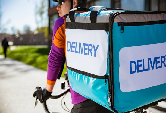 Pesaro, mobilitazione dei rider: presidio CGIL contro lo sfruttamento nel delivery