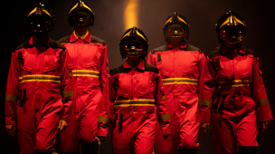 Urbino, al Teatro Sanzio “Il fuoco era la cura”: Sotterraneo rilegge Fahrenheit 451