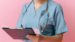 Violenza contro operatori sanitari, nelle Marche 397 casi nel 2025: focus regionale sulla prevenzione