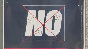 Pesaro, bacheca del Movimento 5 Stelle vandalizzata davanti al Municipio: annunciata denuncia