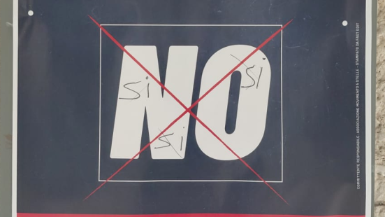 Pesaro, bacheca del Movimento 5 Stelle vandalizzata davanti al Municipio: annunciata denuncia