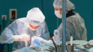 Fano, intervento salvavita all’Ospedale Santa Croce: diagnosticata e operata una rara fistola con rischio meningite