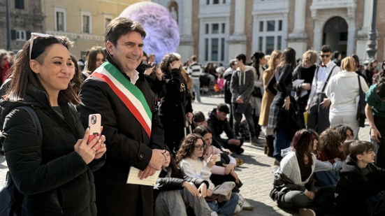 Pesaro celebra il Giorno mondiale della poesia con “Il pane e le rose”: studenti protagonisti in piazza