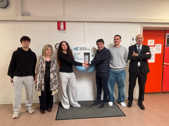 Pesaro, nuove colonnine dell’acqua al Bramante-Genga: meno plastica e più sostenibilità a scuola
