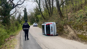 Incidente a Fano in strada di Carignano: auto si ribalta, donna ferita e trasportata in ospedale