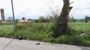 Incidente a Bellocchi, 16enne in moto si schianta contro un albero: trasportato in eliambulanza a Torrette