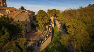 Casteldimezzo, inaugurate le mura storiche restaurate: un nuovo volto per il borgo affacciato sul San Bartolo