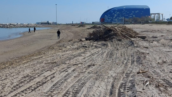 Pesaro, pulizia delle spiagge dopo la mareggiata: raccolte oltre 50 tonnellate di rifiuti