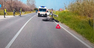 Incidente a Fano sulla Strada Adriatica Sud: motociclista in gravi condizioni