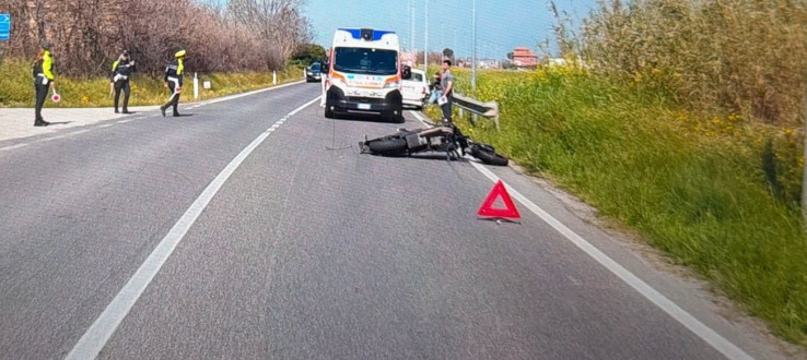 Incidente a Fano sulla Strada Adriatica Sud: motociclista in gravi condizioni