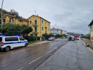 Incidenti stradali a Fano: scontro in via Flaminia e auto ribaltata sulla SNAN, un ferito