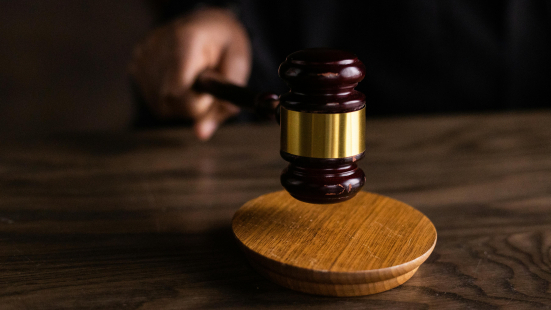 Ancona, attivisti Ultima Generazione a processo per imbrattamento del Tribunale: udienza il 13 gennaio