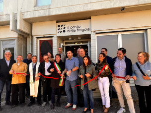 Pesaro, apre “Il Posto delle Fragole” in via Ponchielli: nuovo spazio creativo per giovani e comunità