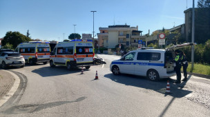 Incidente a Fano alla rotatoria di Sant’Orso: scontro tra due moto, i feriti portati in ospedale