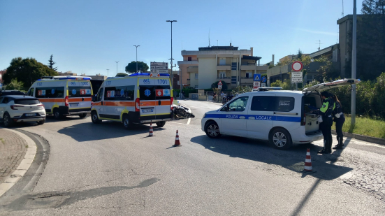 Incidente a Fano alla rotatoria di Sant’Orso: scontro tra due moto, i feriti portati in ospedale