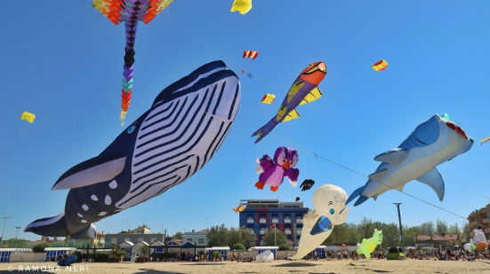 Fano, “Un Mare di Aquiloni” torna al Lido: due giorni di spettacoli, musica e turismo da tutto esaurito