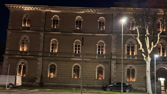 Fano, nuova luce sulla Caserma Paolini: illuminata la Palazzina Comando senza costi pubblici