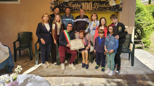 Fano, Anna Maria Santarelli compie 100 anni: festa con il sindaco Luca Serfilippi
