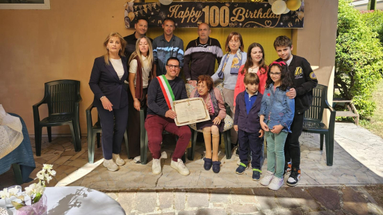 Fano, Anna Maria Santarelli compie 100 anni: festa con il sindaco Luca Serfilippi