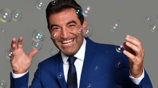 Fano, Max Giusti in scena con “Bollicine” al Teatro della Fortuna