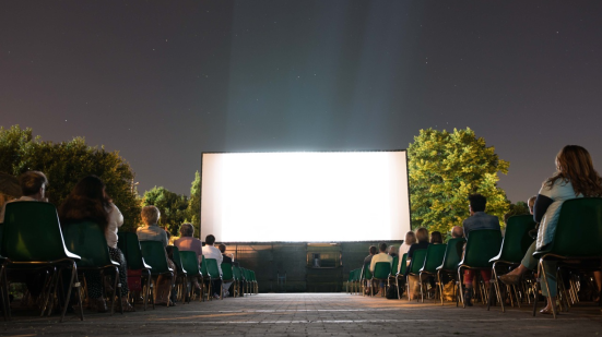 Pesaro rilancia il cinema all’aperto al Curvone: bando per l’estate 2026 tra film ed eventi