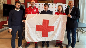 Pesaro celebra la Giornata Mondiale della Croce Rossa e Mezzaluna Rossa con la bandiera CRI sul Municipio