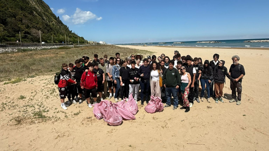 Pesaro, studenti del Cecchi protagonisti della pulizia dell’Area Floristica di Sottomonte Ardizio