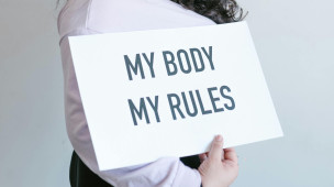 Pesaro aderisce alla Giornata nazionale contro il body shaming: il 16 maggio portici illuminati di fucsia
