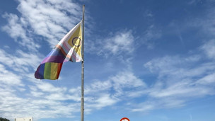 Pesaro, la bandiera arcobaleno a Baia Flaminia simbolo permanente contro le discriminazioni