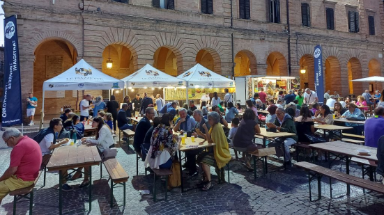 Pesaro, in piazza del Popolo torna “Le Piazzette dei Mestieri e dei Sapori” tra artigianato e gusto