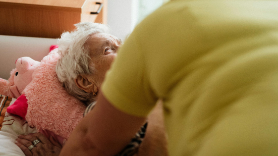 Non autosufficienza nelle Marche, dalla Regione 5,5 milioni per assistenza domiciliare e assegni di cura