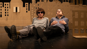 TeatrOltre 2026 si chiude a Pesaro con “Scemi del villaggio” di Niccolò Fettarappa e Lorenzo Guerrieri