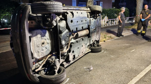 Auto contro due pali in via Battisti a Fano, vettura si ribalta nella notte
