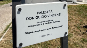 La palestra di via Turati intitolata a Don Guido Vincenzi: omaggio al fondatore della parrocchia di San Carlo
