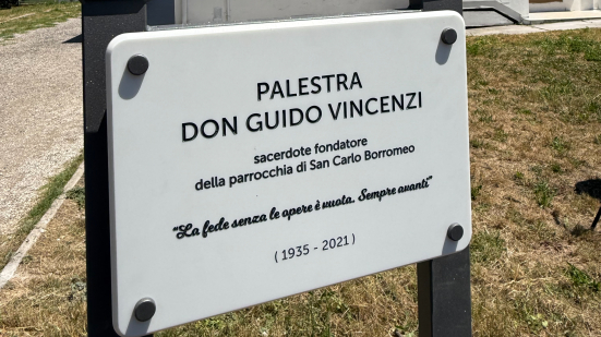 La palestra di via Turati intitolata a Don Guido Vincenzi: omaggio al fondatore della parrocchia di San Carlo