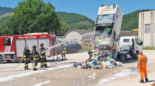 Cagli, principio d’incendio su un mezzo per la raccolta rifiuti: probabile causa ceneri tra gli indifferenziati