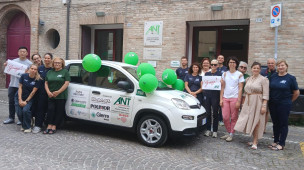 ANT Pesaro, donata una nuova auto per l’assistenza domiciliare oncologica grazie alle aziende del territorio